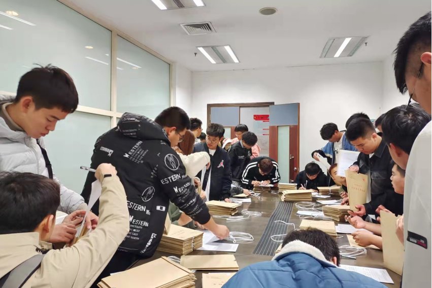 大学毕业生档案袋里面有什么资料啊？