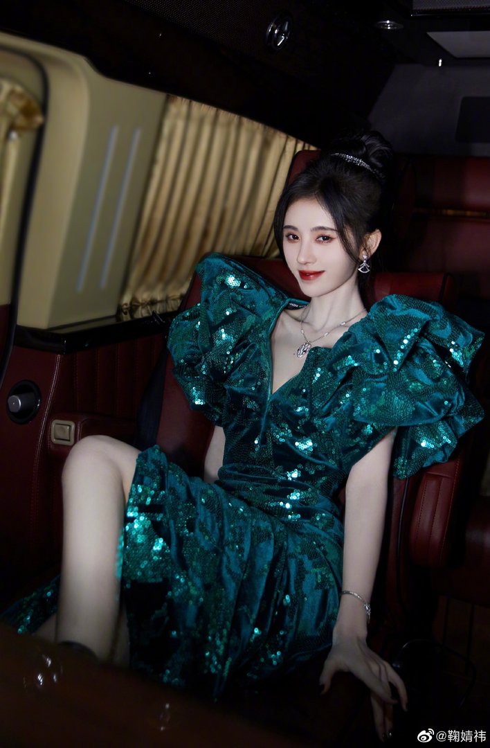 鞠婧祎的腰是真实存在的吗,她的腰细吗?