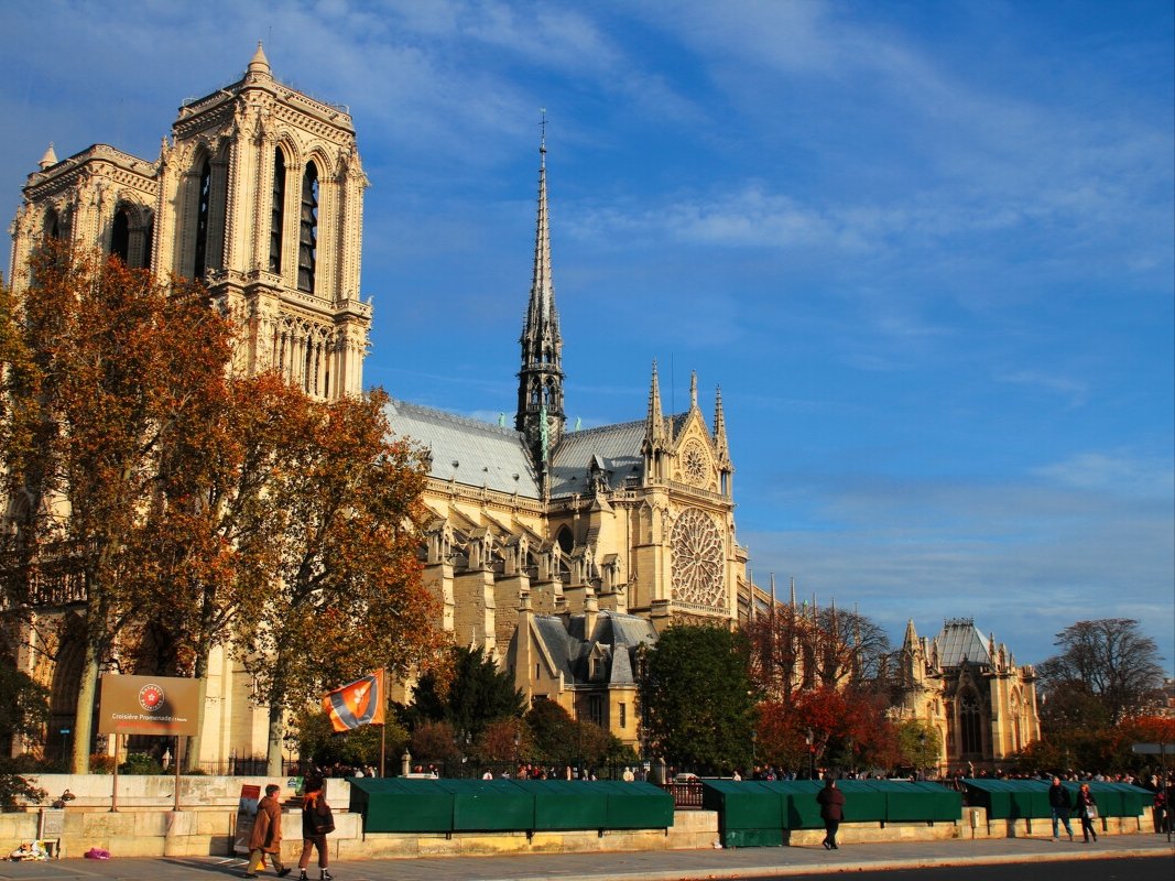 巴黎圣母院前广场被暂时关闭，关闭的原因是什么？