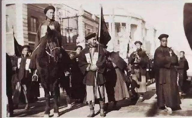 风波是以什么为线索展开叙述,全文以什么历史事件为背景？