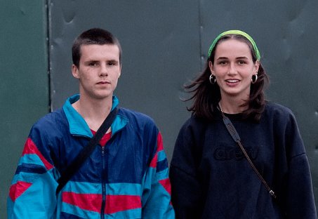 贝克汉姆17岁小儿子首登封面!粉色头发吸睛,大秀6块腹肌,你怎么看呢?