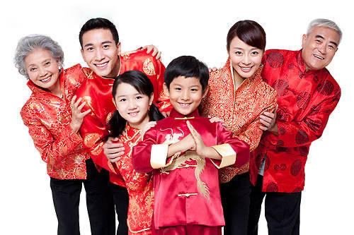 陕西一家全家抱娃来催婚:娃不够狗来凑,年轻人为何不愿意结婚生子了?