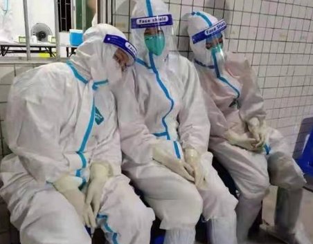 上海急诊实录：病患爆满拆凳子安置，能保障这些患者的就医需求吗？