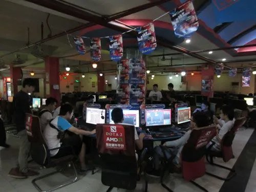 广州32人滞留网吧9天，免费上网100多小时，这能帮助他们戒网瘾吗？