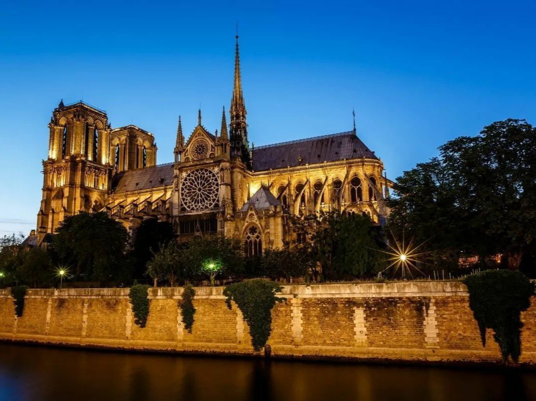 巴黎圣母院前广场被暂时关闭，关闭的原因是什么？