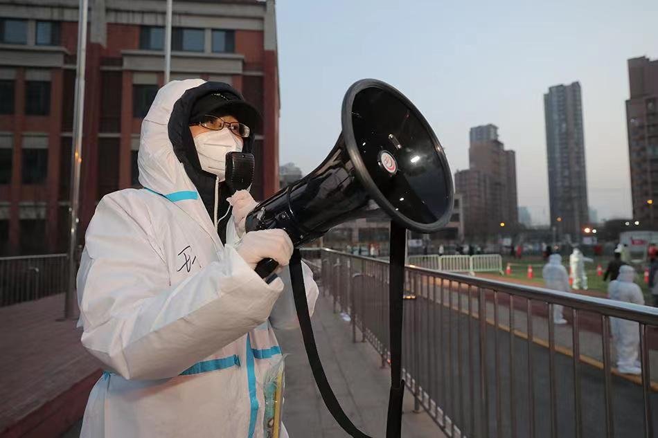 小区门口喇叭每天15小时轰炸做核酸，住户表示崩溃，该如何管控这种情况？