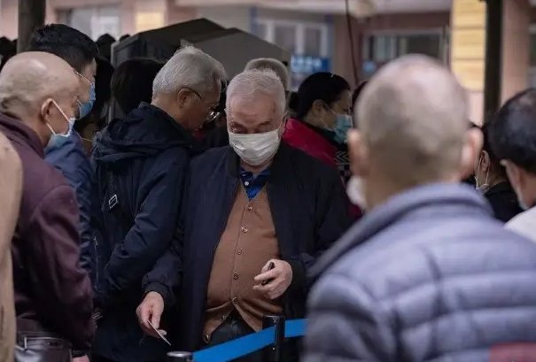 四川老人舍不得开空调患热射病被抢救，如何看待这样舍命不舍财的行为？