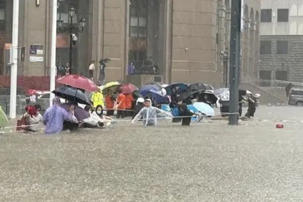 三亚暴雨致机场停飞，市民划船出行！此次暴雨会持续多久？