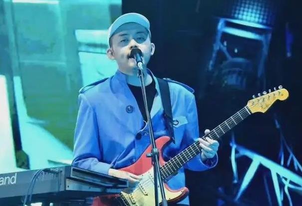 周迅男友卓越转发歌曲为其庆生，他是何身份？