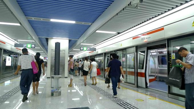 工作人员在地铁10号线西钓鱼台站晾被单,如何解决工作人员晾晒被单的需求?