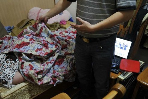 大三情侣在酒店烧炭自杀，学校是否需要承担责任？