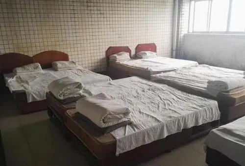 火车站外吆喝的50元一晚的宾馆能睡吗？原因是什么？