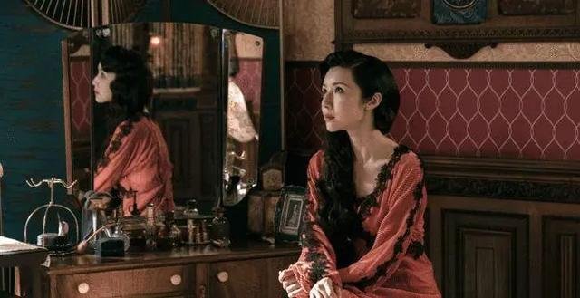 在《双镜》的最新剧情中，严微为救许幼怡入狱，你如何看待这个剧情？