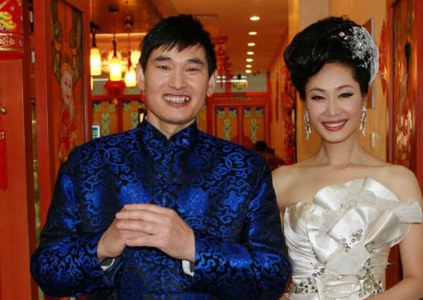 于文华穿睡衣陪大衣哥练歌，引起众人的质疑，两个人到底是什么关系？