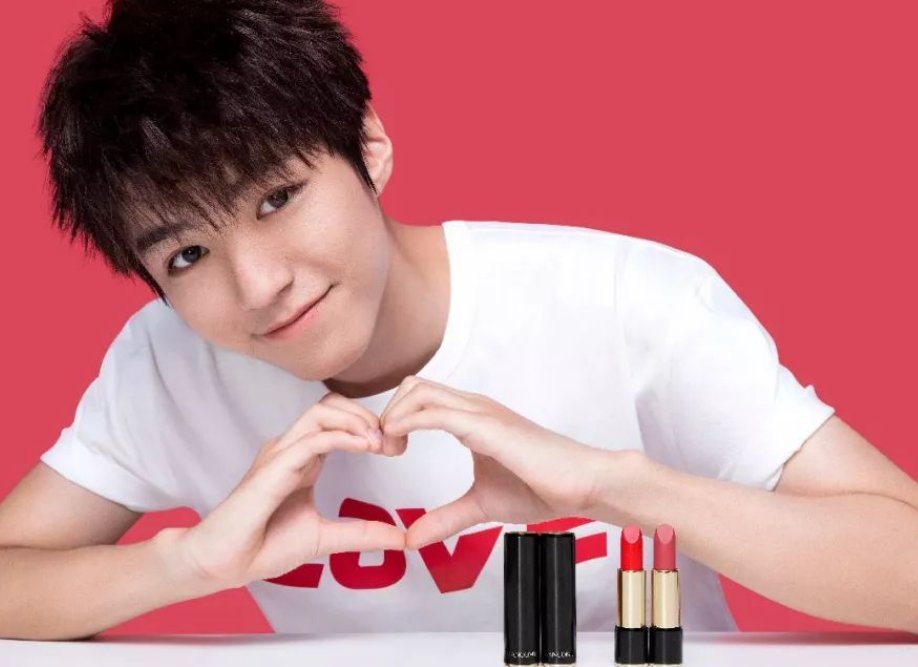 王俊凯杨紫有状况，两人同一天发场景相似的照片，是要官宣了吗？