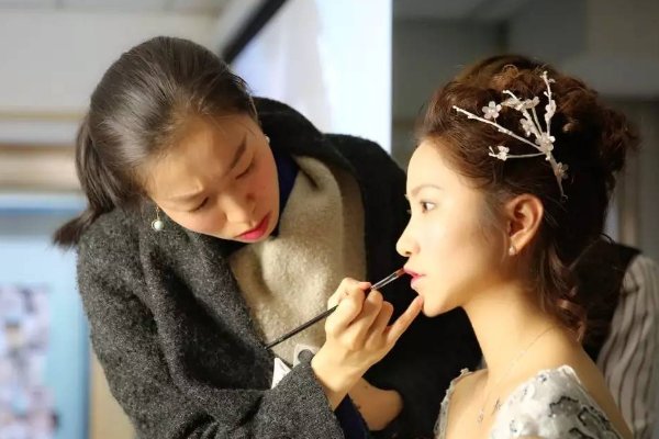 自学化妆怎么考化妆师资格证