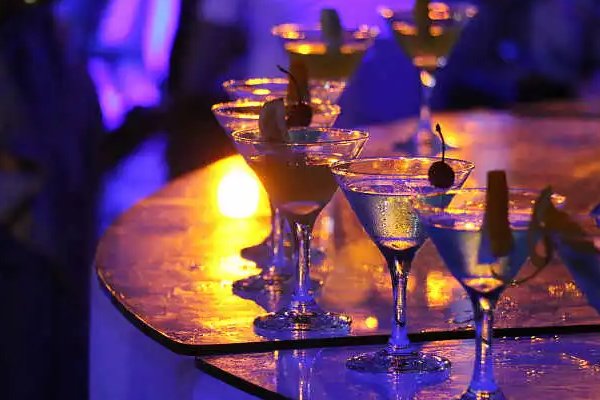 灯红酒绿什么意思