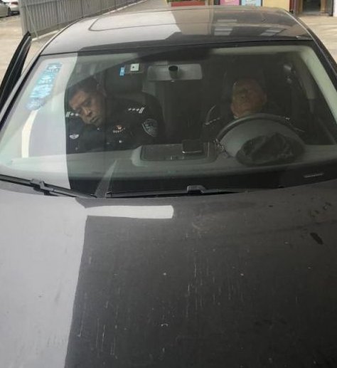 成都一男子滞留封控小区以车为家，他每天是如何度过的？