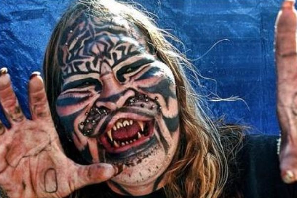 12年前,那个把脸整容成老虎的阿夫纳,现在他怎么样了?