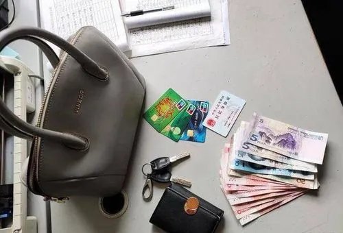 郑州一女子坐公交车大意丢失包，包里物品价值上百万，究竟是谁拿走的？