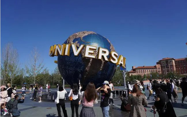 环球影城的打工人：薪资太低，管理不成熟，制造快乐的人缘何难快乐？