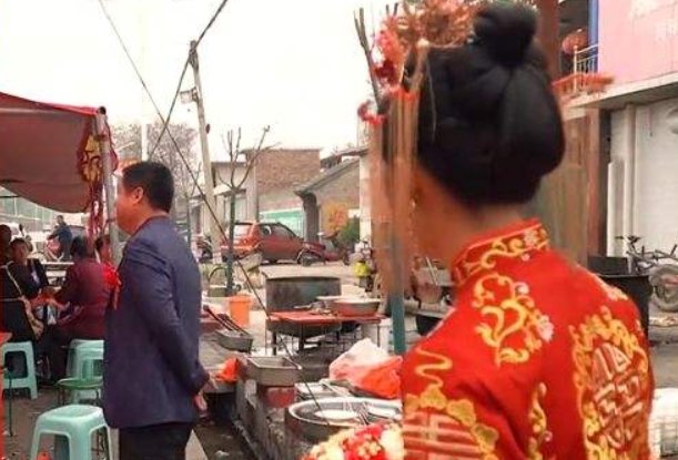 山西一女子婚后回门被弟弟一把抱起转圈圈，你如何看待弟弟的举动？