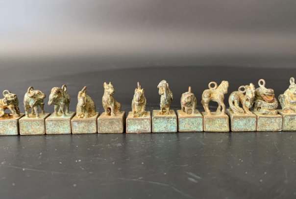 伫侯佳音打一正确生肖