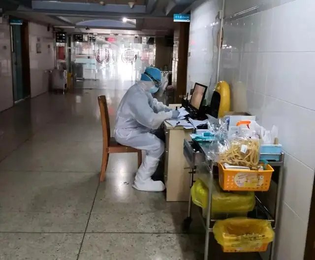 上海医生难回家,进小区被喷消毒液,为何医生会被区别对待?