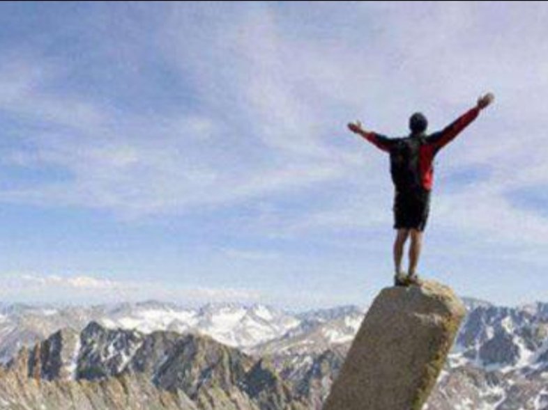 回头看轻舟已过万重山，什么意思？