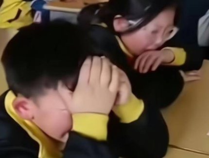 湖北一小学因疫情假期取消，同学们在教室哭成一片，老师是如何处理的？