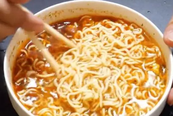 被困上海工地的务工者，每天吃泡面嘴角冒泡，他们的遭遇为何让人感到心酸？