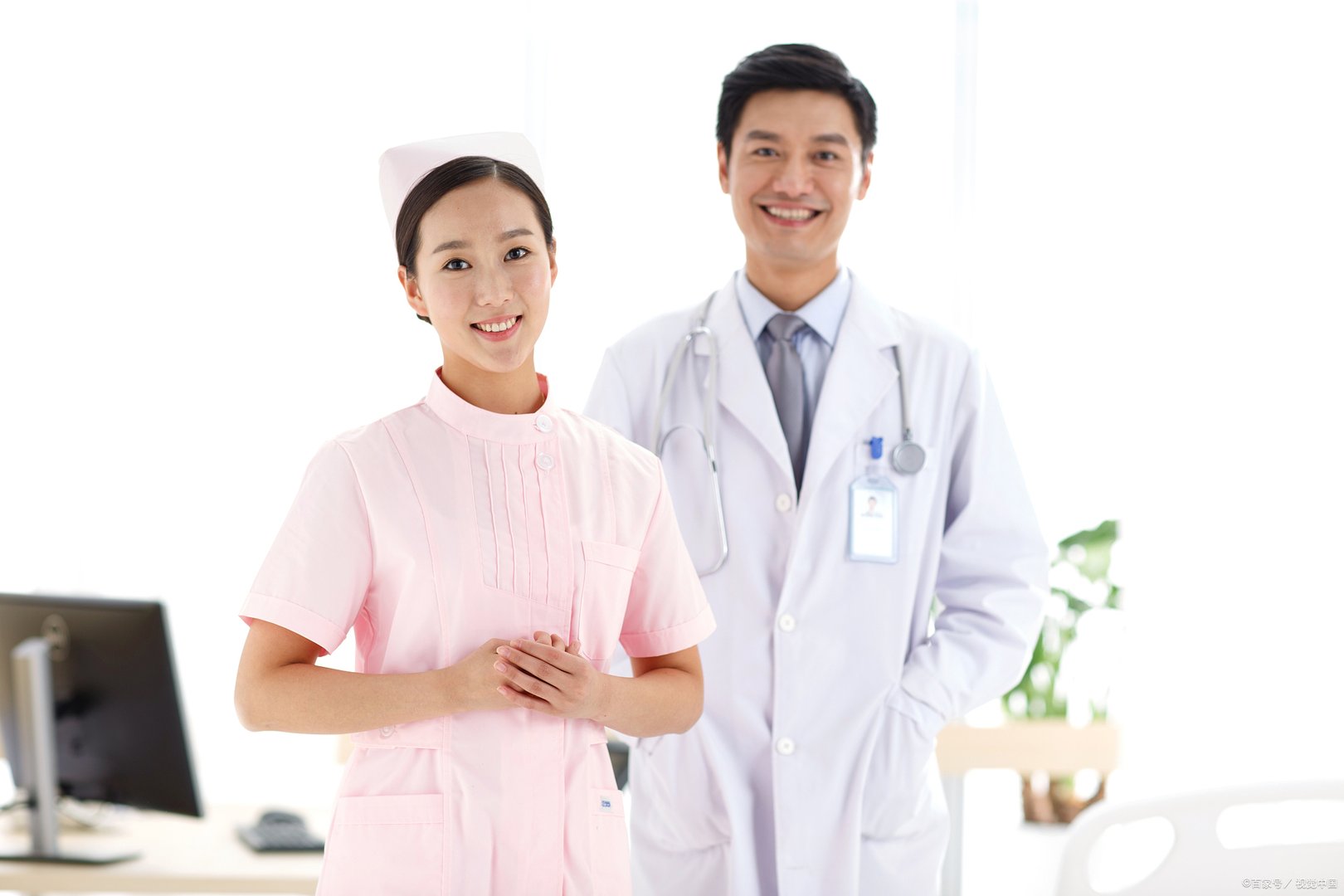 上海“大白队伍”下雨天走出上朝气势,“大白们”在风雨中有多努力?