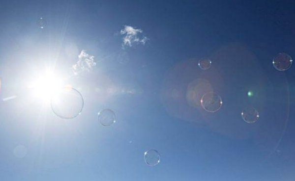 白天到处跑，晚上找不到，人人喜欢它，万物需要它。