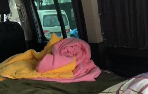 成都一男子滞留封控小区以车为家，他每天是如何度过的？