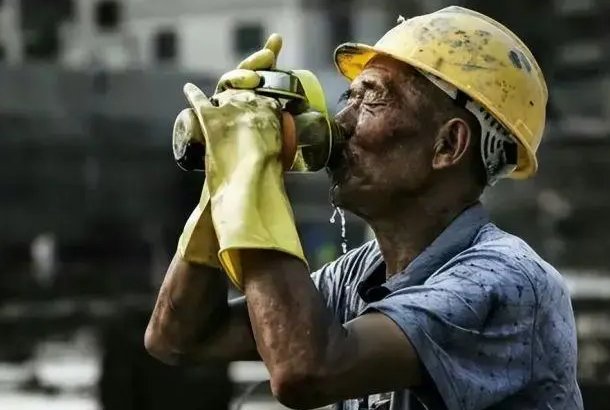 被困上海工地的务工者，每天吃泡面嘴角冒泡，他们的遭遇为何让人感到心酸？