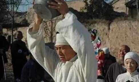 陕西小伙结婚前母亲去世，他把葬礼和婚礼一起举办，这合习俗吗？