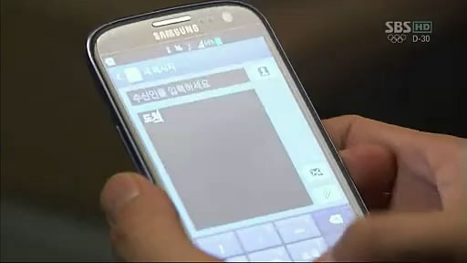 韩剧《幽灵》里用的那款手机是三星Note还是Galaxy III 啊？ 白色那个看起来很大的