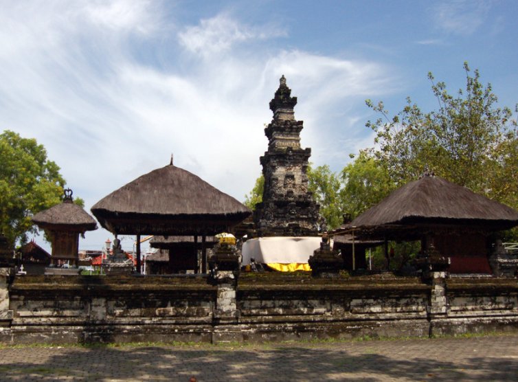 印尼据说有一位长铁丝的女人，是自我炒作还是一种怪病？