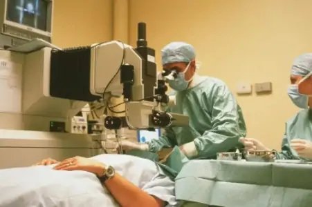 安徽女子做近视激光手术后右眼视力0.1，这是怎么回事