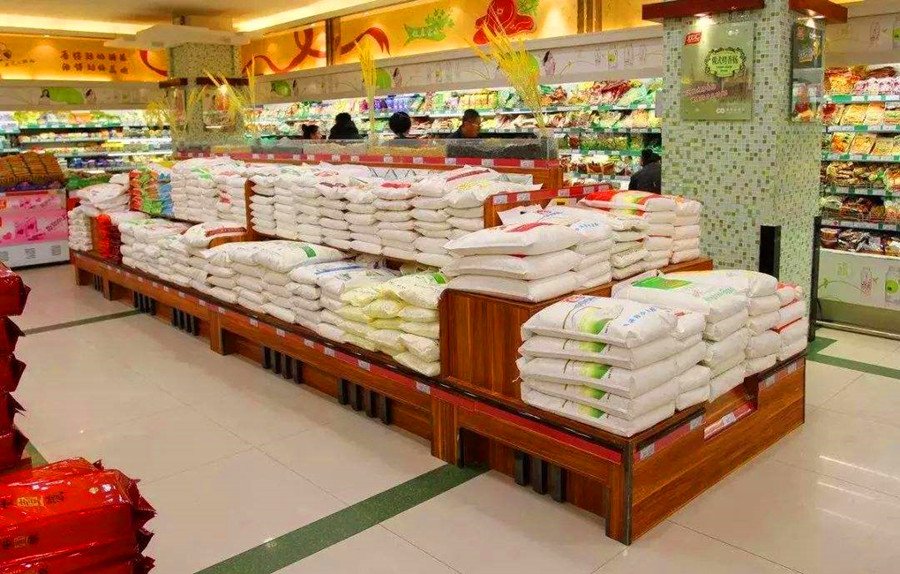 武汉一超市内悬挂大米储备任务牌引发热议，你对这一幕有何感触？