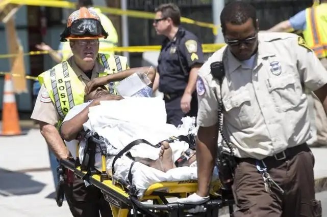 美国宾夕法尼亚州一汽车撞向人群,造成1人死亡17人受伤,发生原因是啥?