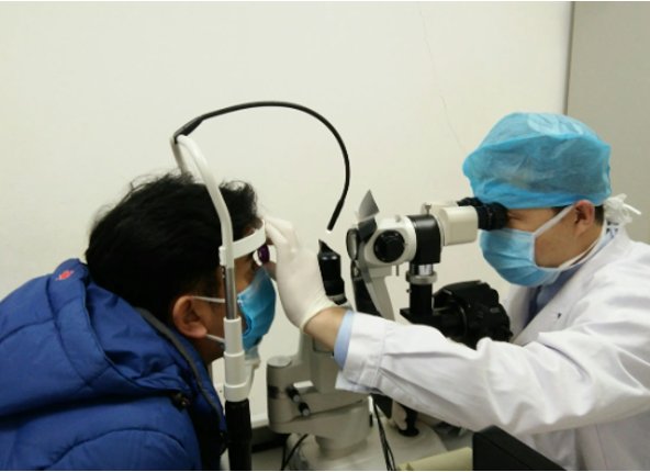 我眼睛有点近视当兵体检的时候检查出来是4.5后来靠关系过了 请问到部队了之后会被刷下来吗