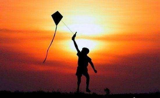 《追风筝的人》风筝多次出现，不同的阶段，风筝的隐喻是什么？