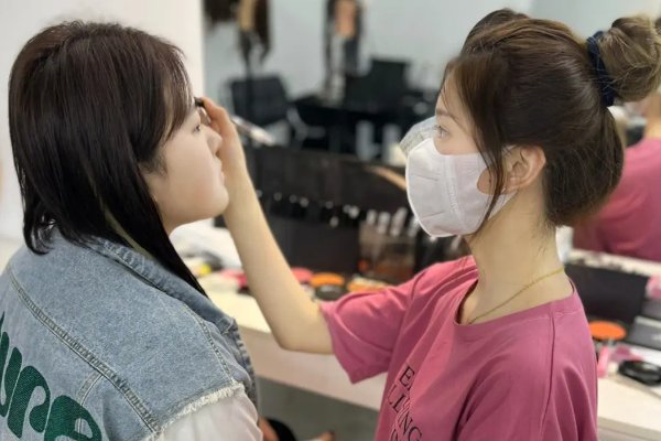 自学化妆怎么考化妆师资格证