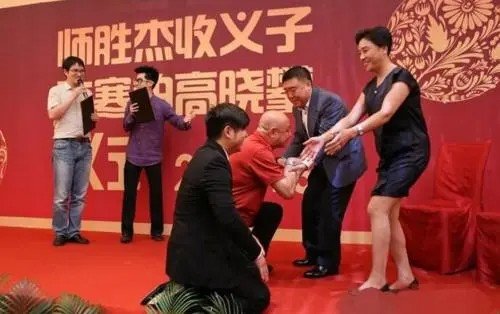 怎么给宝宝认干爹干妈啊！？