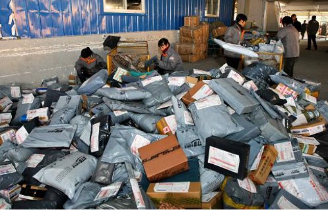 安徽夫妇给留美女儿过冬衣服被寄到英国，究竟是哪一方出现了问题？