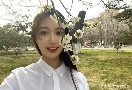 领诵员冯琳为酝酿情感下了多大的功夫