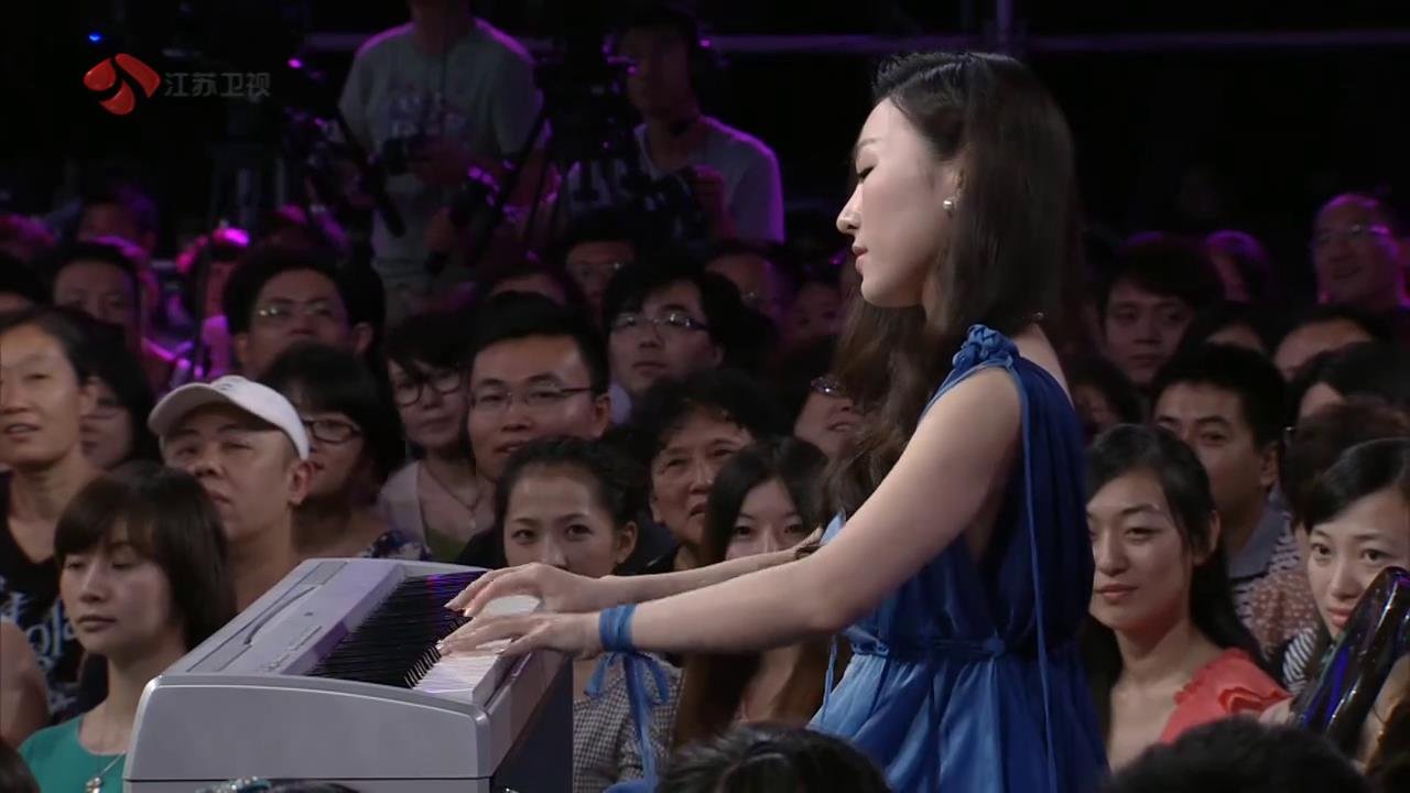 好多年前的一个文艺男非诚勿扰的，喜欢钢琴穿白衬衣礼服马甲，现在想知道是那一期，很有意思