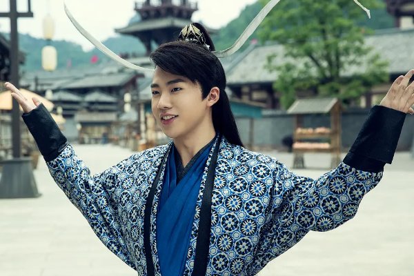 郭麒麟在《庆余年》演出中圈粉无数，为何开始郭德纲竟不知其出演这部戏？