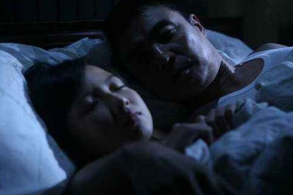 广西某干部多次性侵12岁“继女”，是继父变态还是母亲默许